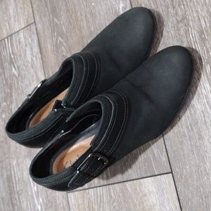 Clarks Artisan black leather zip ankle boots. Size 8. Mint condition